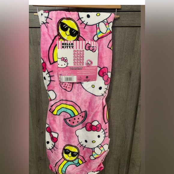 Sanrio Hello Kitty Pink Rainbow Blanket NWT - Picture 2 of 5